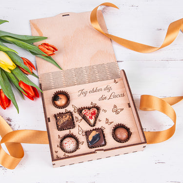 Chokoladesæt KLASIK i trækassette med skræddersyet motiv